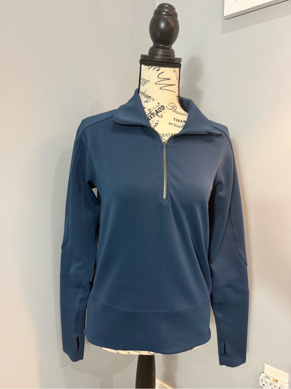 Lululemon Blue Half Zip Pullover Thumbholes Back Pocket Women’s Size 6